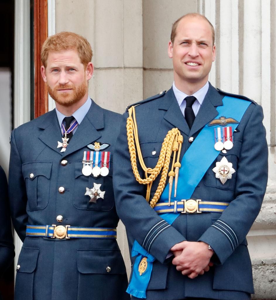 Harry és Vilmos herceg a Buckingham-palota erkélyéről nézik a Királyi Légierő százéves fennállásának alkalmából tartott repülést 2018. július 10-én 