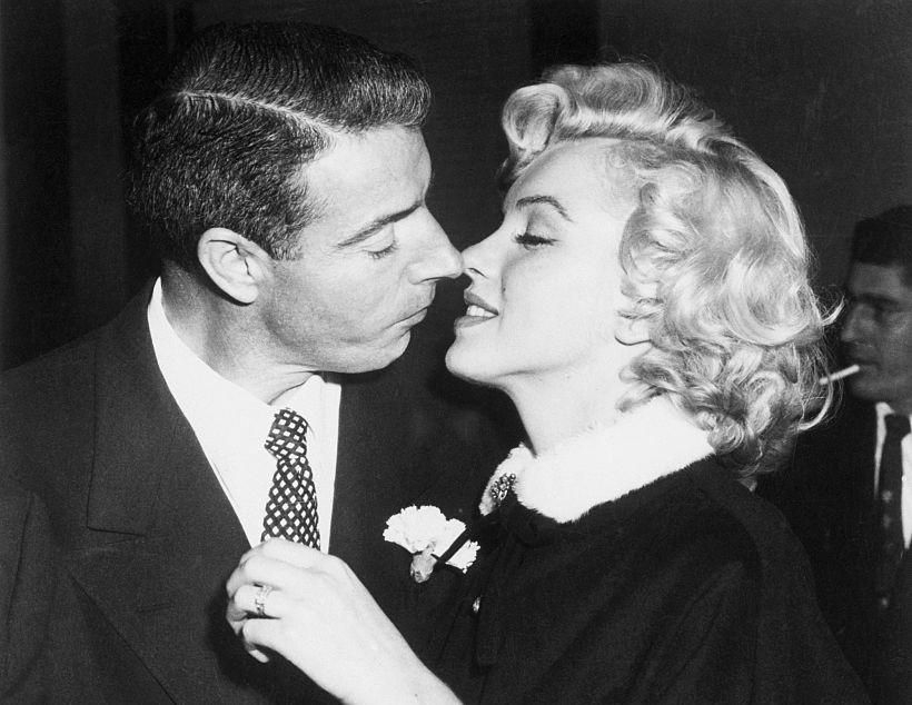Joe DiMaggio és Marilyn Monroe csókja házasságkötésük után a kaliforniai San Franciscóban lévő bírói hivatalban.