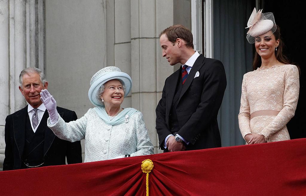 Károly walesi herceg, II. Erzsébet brit uralkodó, Vilmos cambridge-i herceg és Katalin cambridge-i hercegné