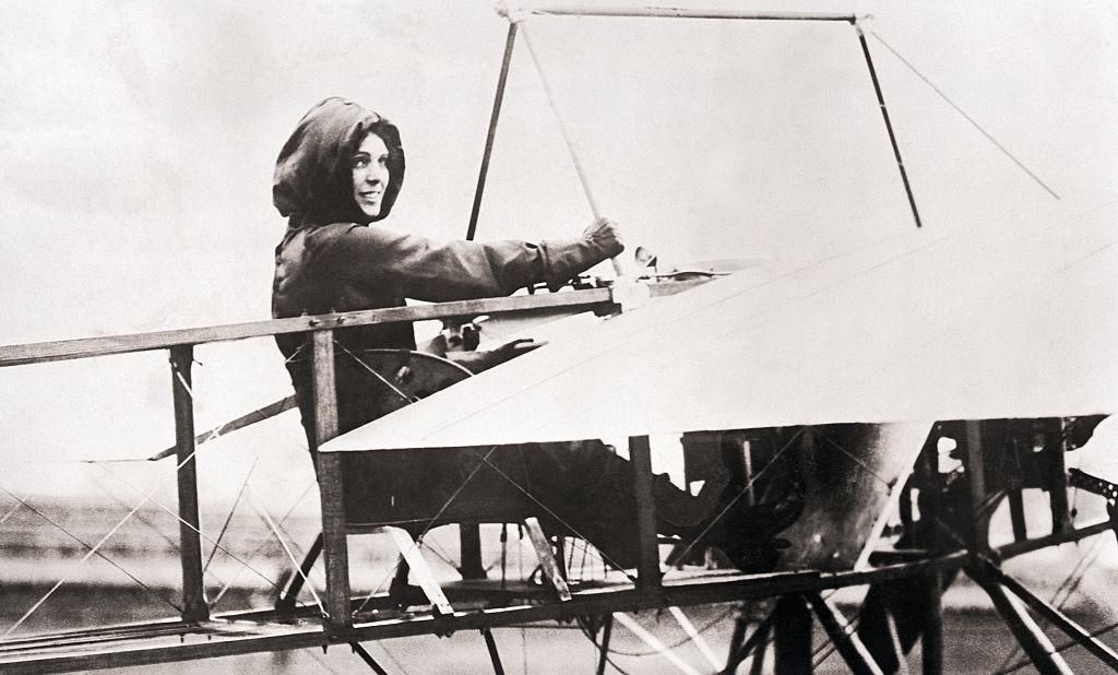 Harriet Quimby a Bleriot XI-es repülőgépben ül, amellyel 1912. április 16-án átrepülte a La Manche-csatornát. Nemcsak ő volt az első nő, aki teljesítette ezt a feladatot, hanem 1911-ben ő lett az első nő, aki pilótaengedélyt kapott.