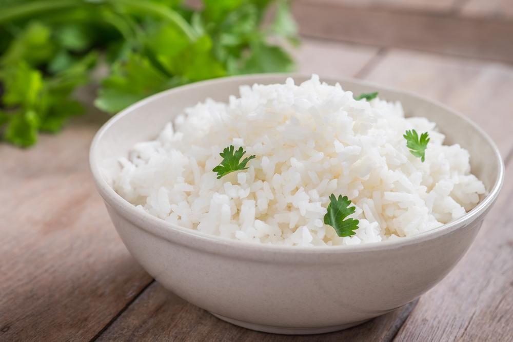 Fehér rizs tálban