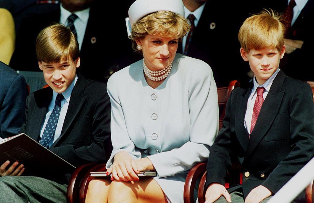 Diana walesi hercegnő és fiai, Vilmos herceg és Harry herceg az államfői megemlékezésen a Hyde Parkban 1995. május 7-én Londonban
