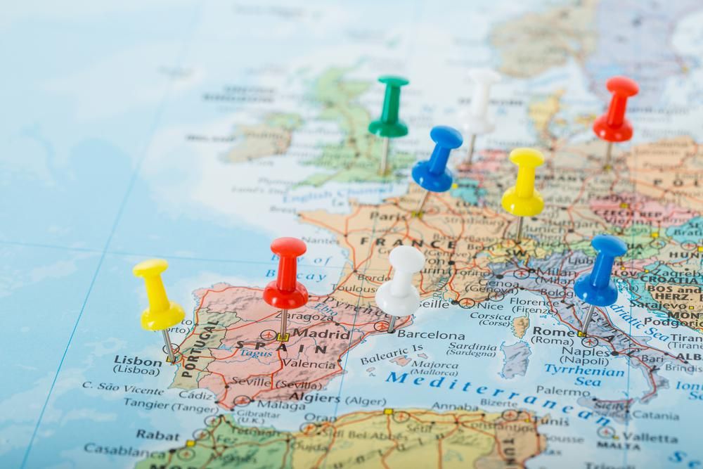 Európa térkép, rajta rajzszögekkel megjelölve az úti célok