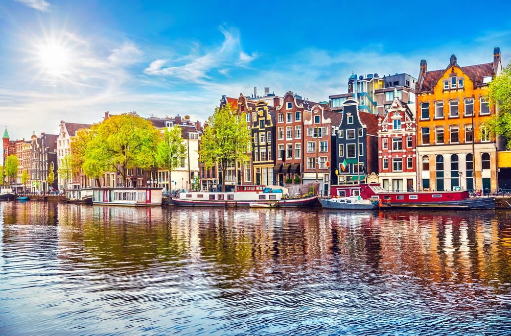 Az Amstel folyót övező színes házak Amszterdamban