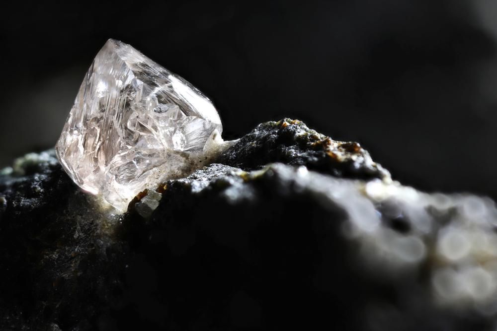 Kimberlitben fészkelő természetes gyémánt
