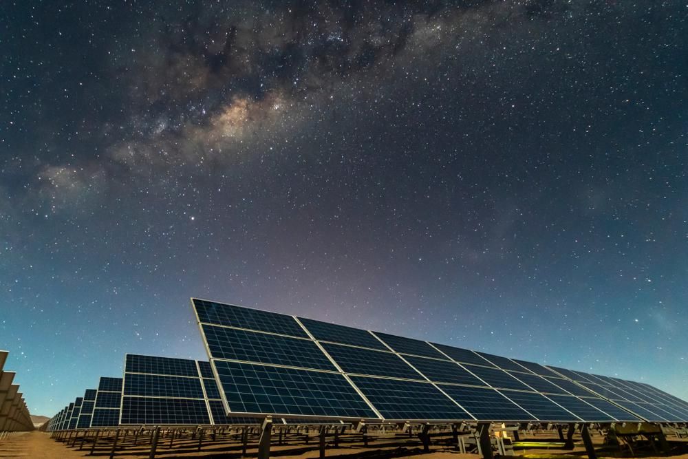 Napenergia panelek, melyek az éjszakai égbolt csillagaiból próbálnak energiát nyerni