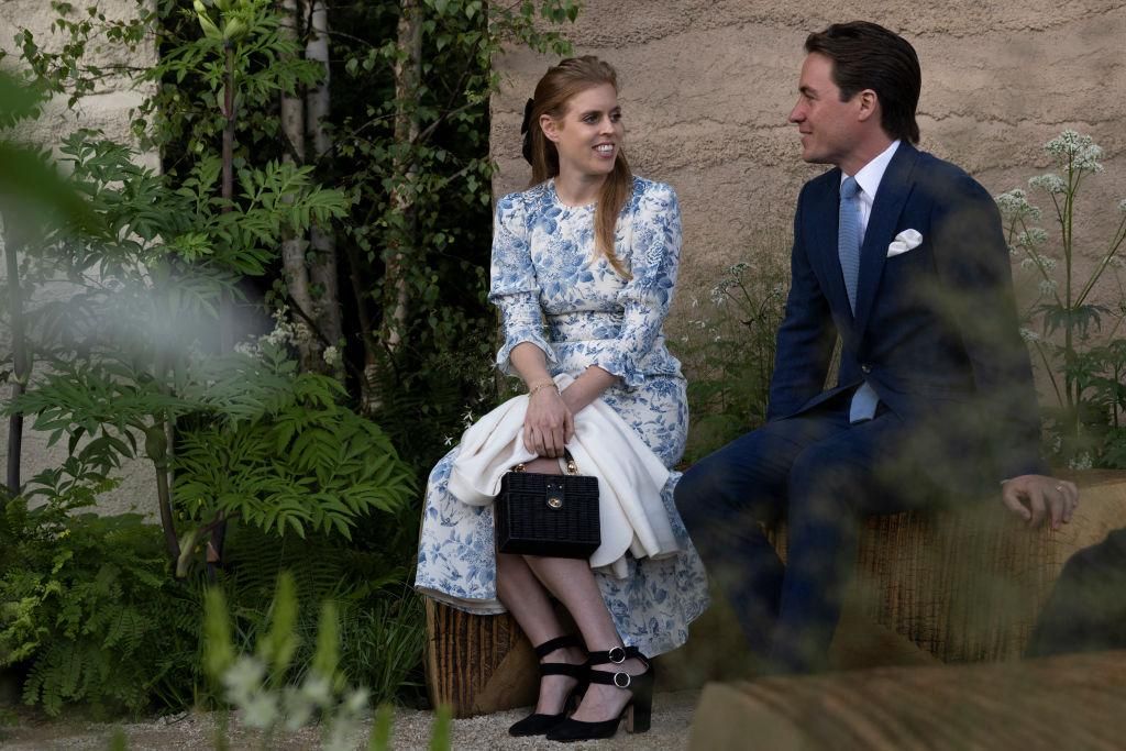 Beatrix hercegnő és férje egymás mellett ülnek