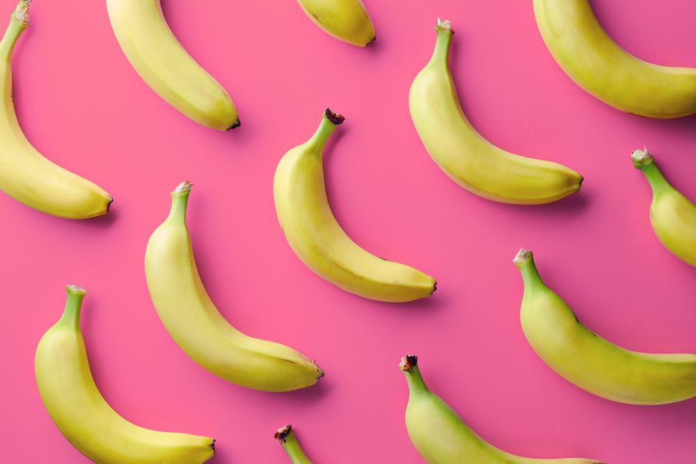 Friss banánok rózsaszín háttéren