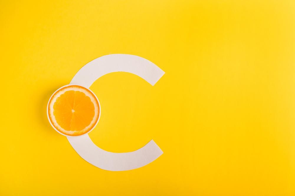 Narancs és C betű sárga alapon. 