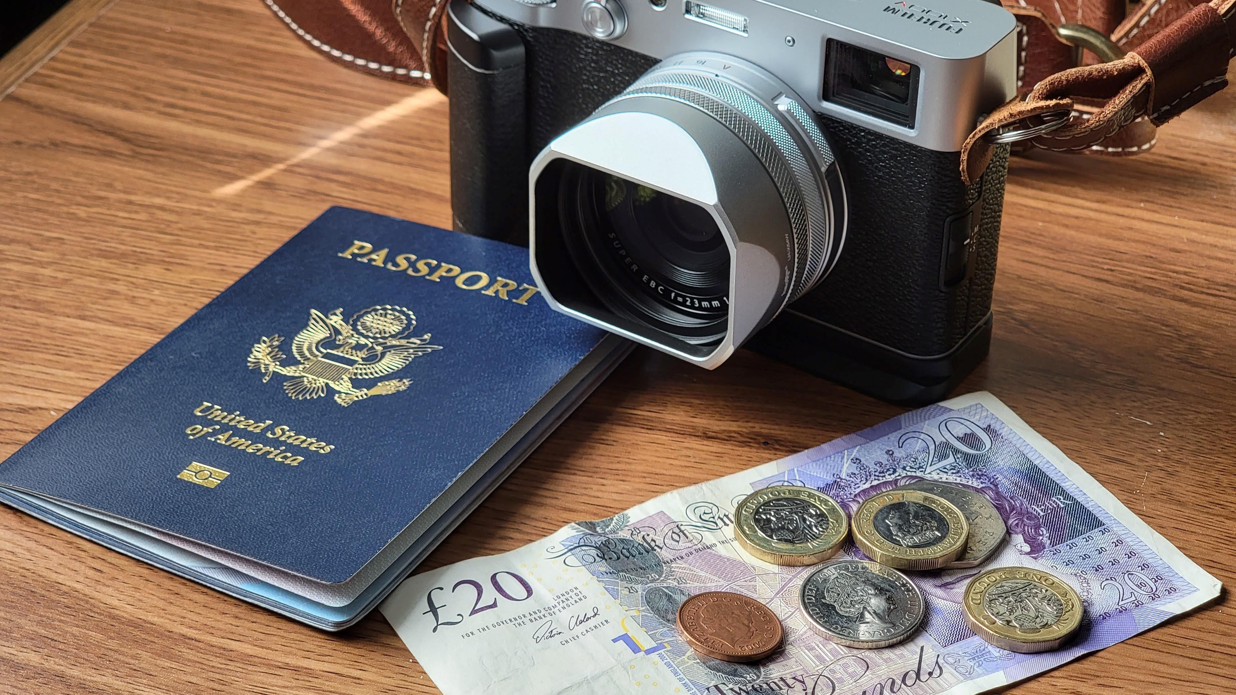 Egy kamera az útlevél és az utazásra félretett készpénz mellett