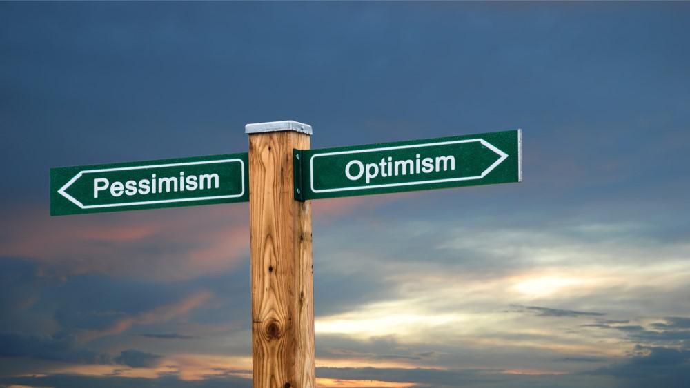 Egy tábla, ami egyik irányban az optimizmus felé, a másikba pedig pesszimizmushoz mutat