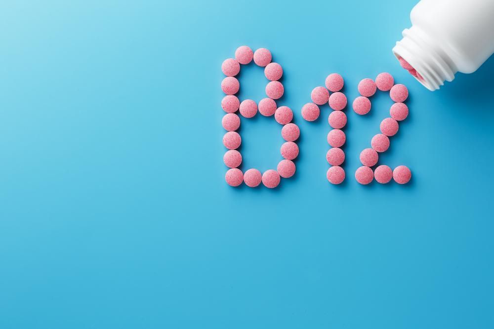 Rózsaszín, B12 betű alakú tabletták kék alapon