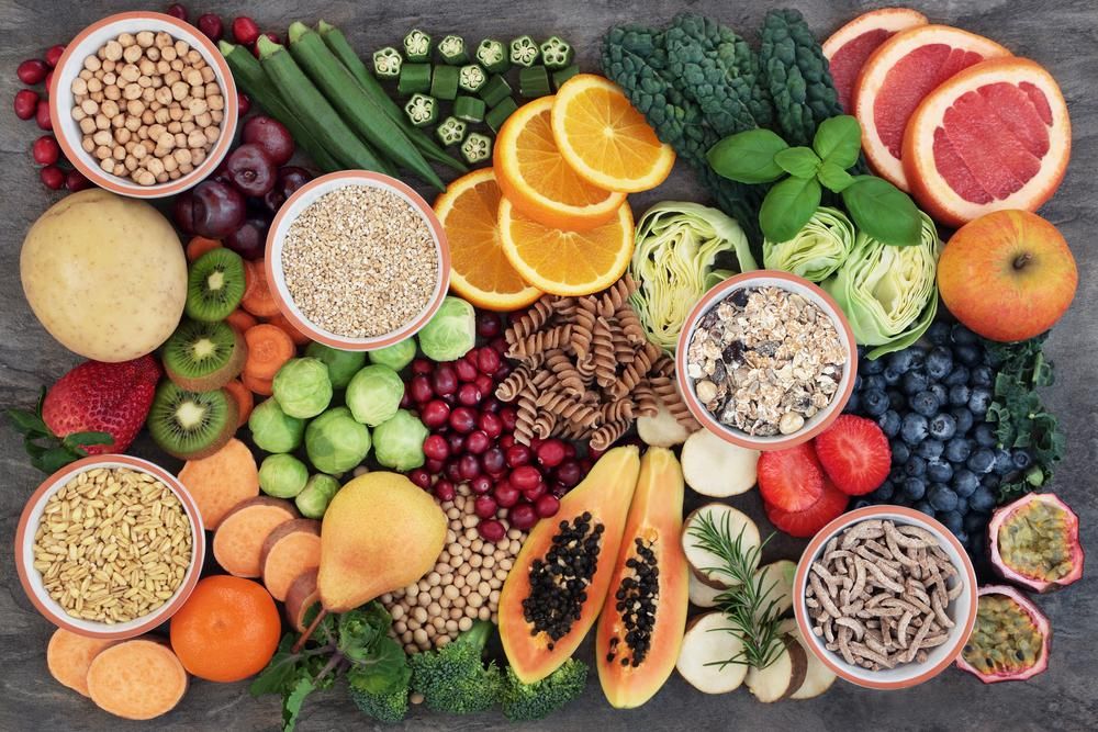 Vegán, magas rosttartalmú étrend: gyümölcsök, zöldségek, gabonafélék, teljes kiőrlésű tészta, hüvelyesek, gyógynövények
