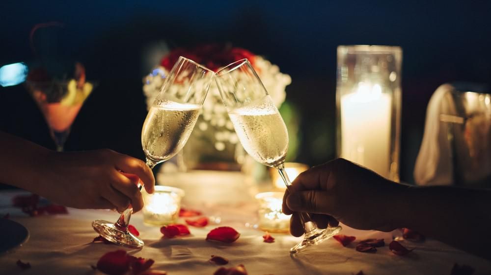 Egy randizó pár pezsgővel koccint