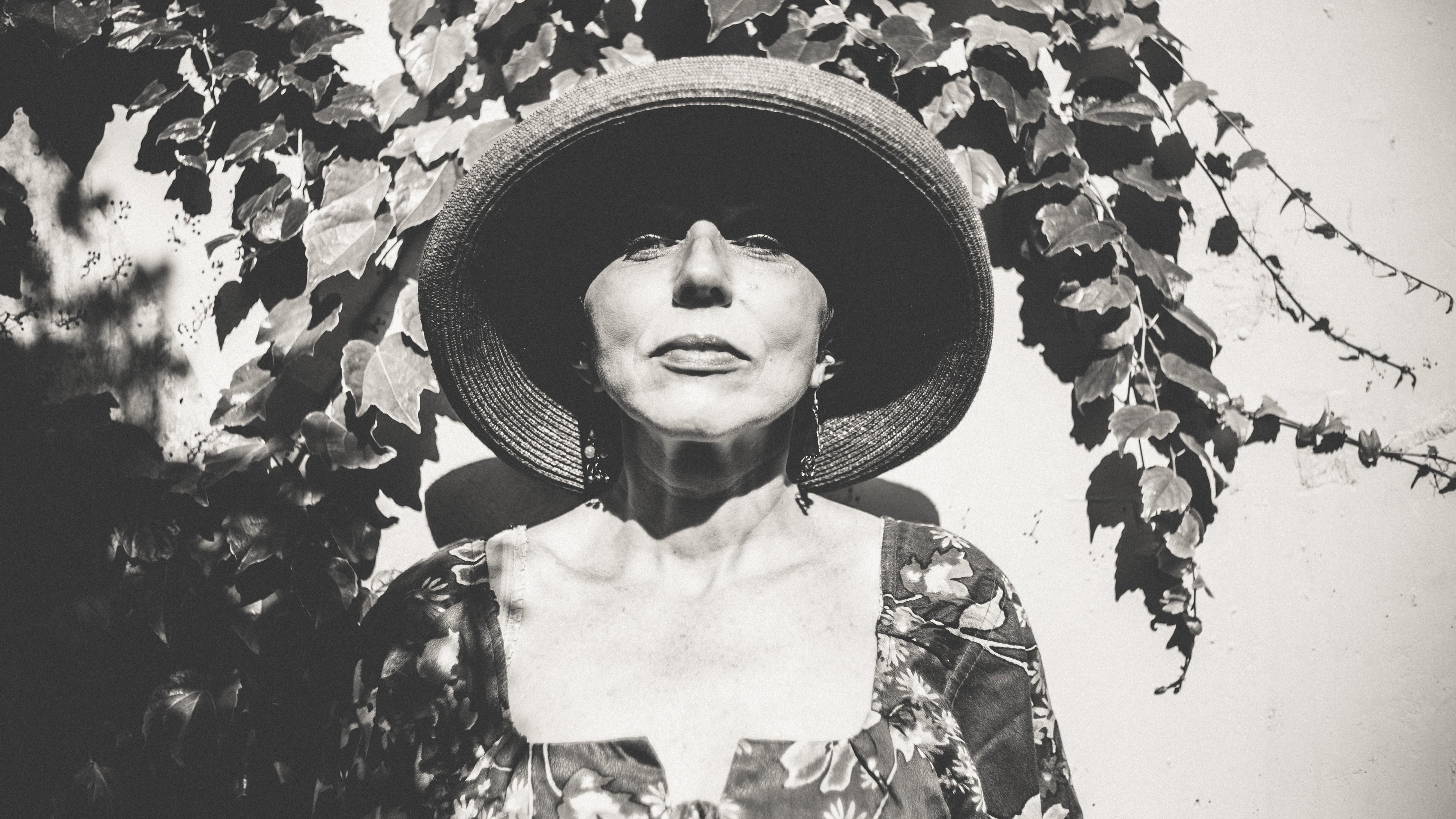 Egy kalapos hölgyről készített fekete-fehér fotó