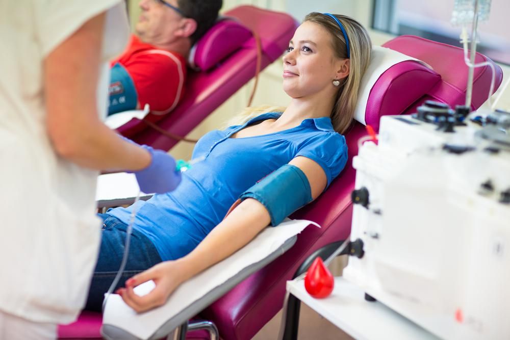 Fiatal nő vért ad egy kórházban 