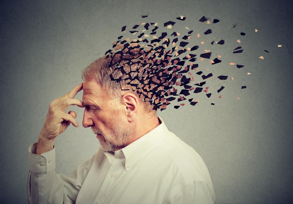 Memóriavesztés a demencia miatt. Idősebb férfi elveszíti a fej részeit, a csökkent elmefunkció szimbóluma.