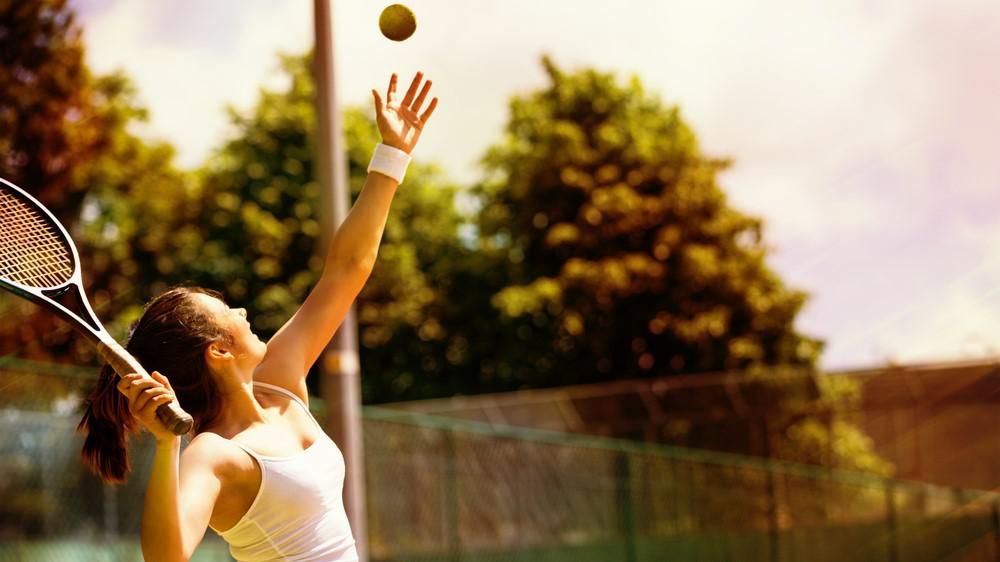 Egy lány teniszezik