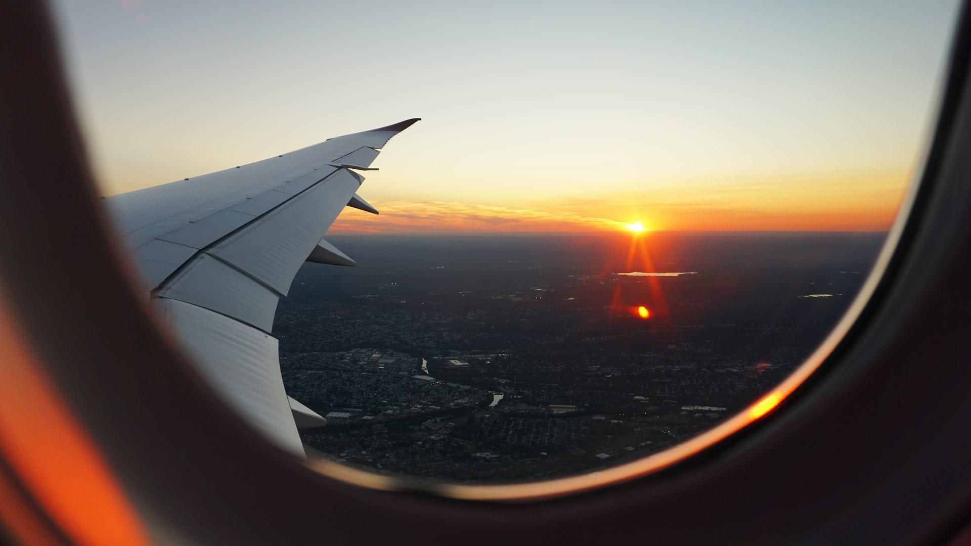 Naplemente látványa egy repülőgép ablakából