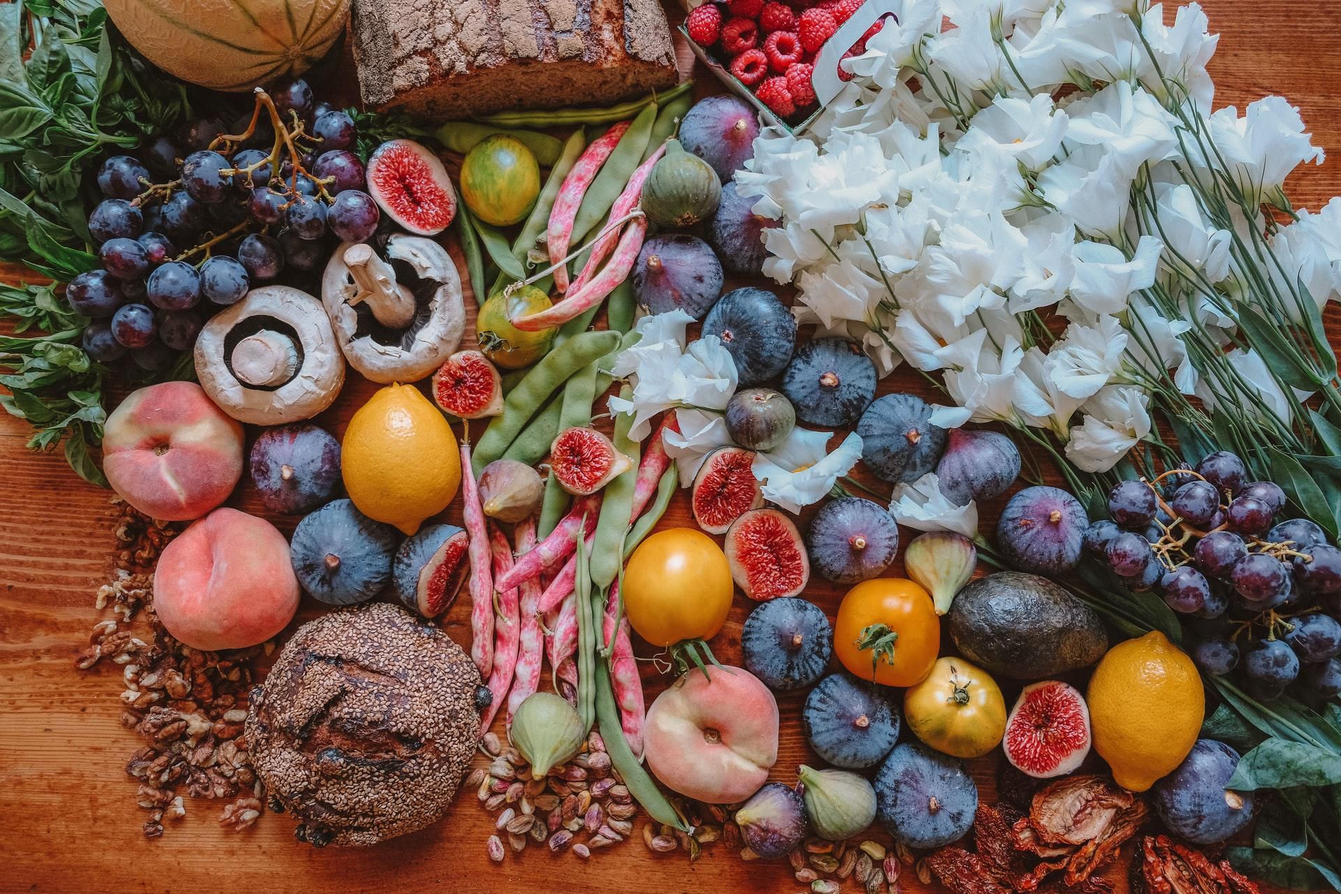 Gyümölcsök és zöldségek faasztalon