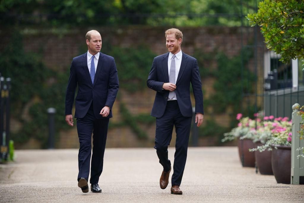 Harry és Vilmos herceg egymás mellett sétálnak öltönyben