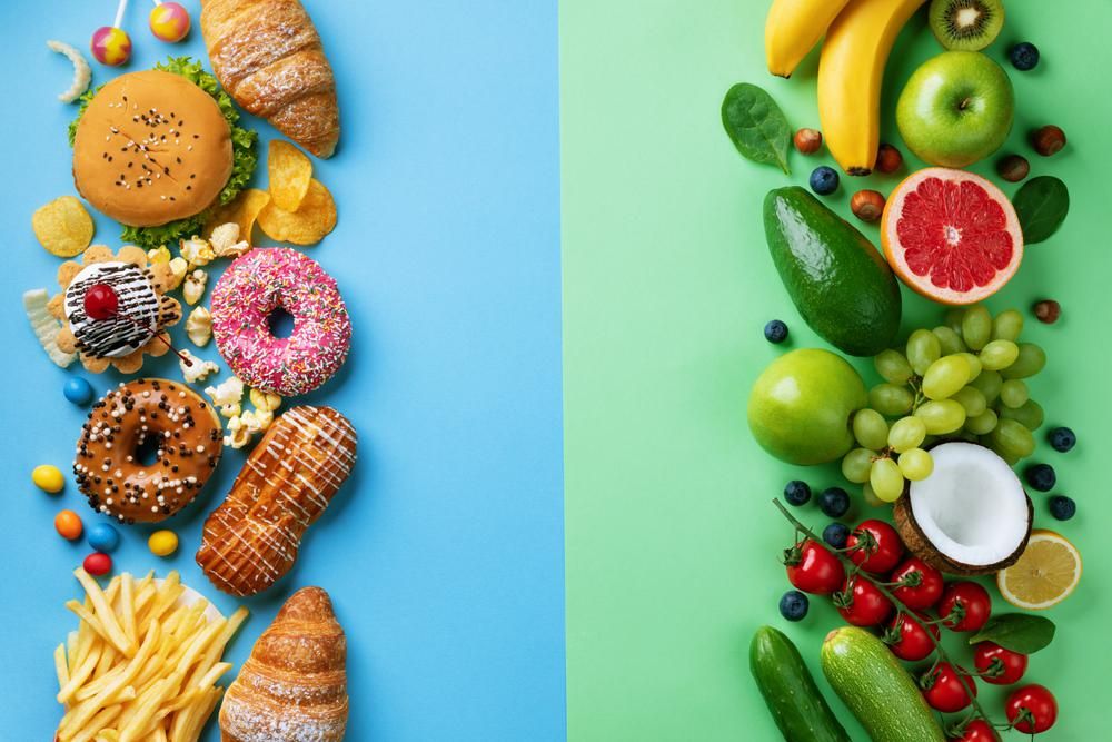 Egészségtelen, gyorsételek kék háttéren, egészséges, gyümölcsökből és zöldségekből álló ételek zöld háttéren