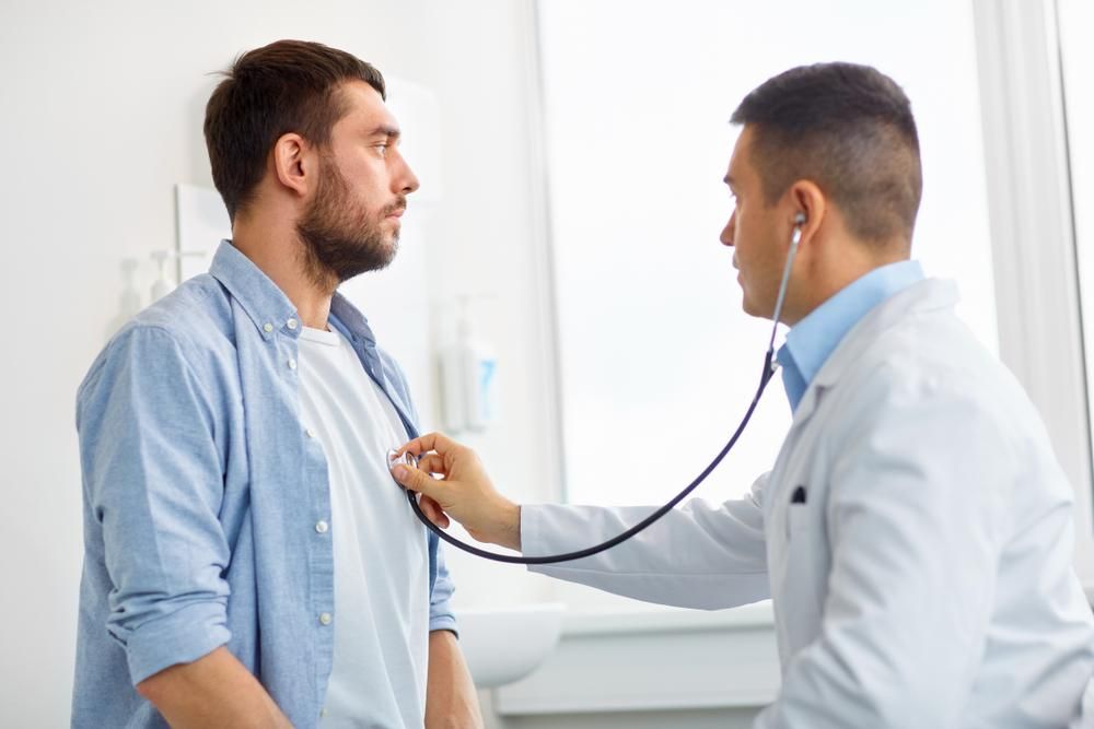 Férfi orvos vizsgálja egy férfi szivét