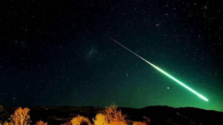 Egy zöld fényű meteorról készített kép