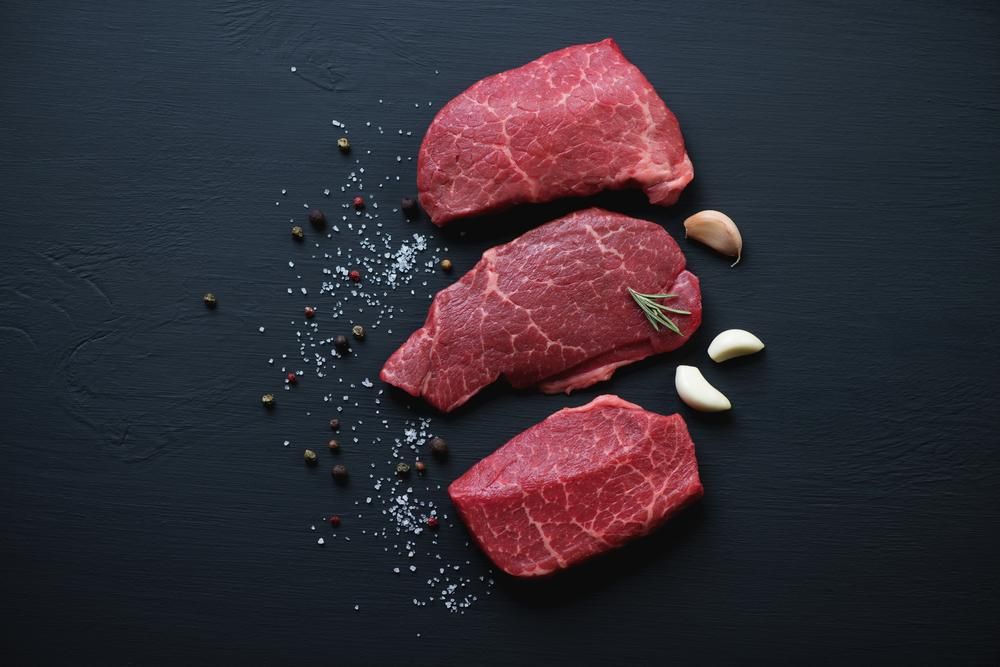 Fekete angus marhahús steak fűszerekkel, fekete háttéren