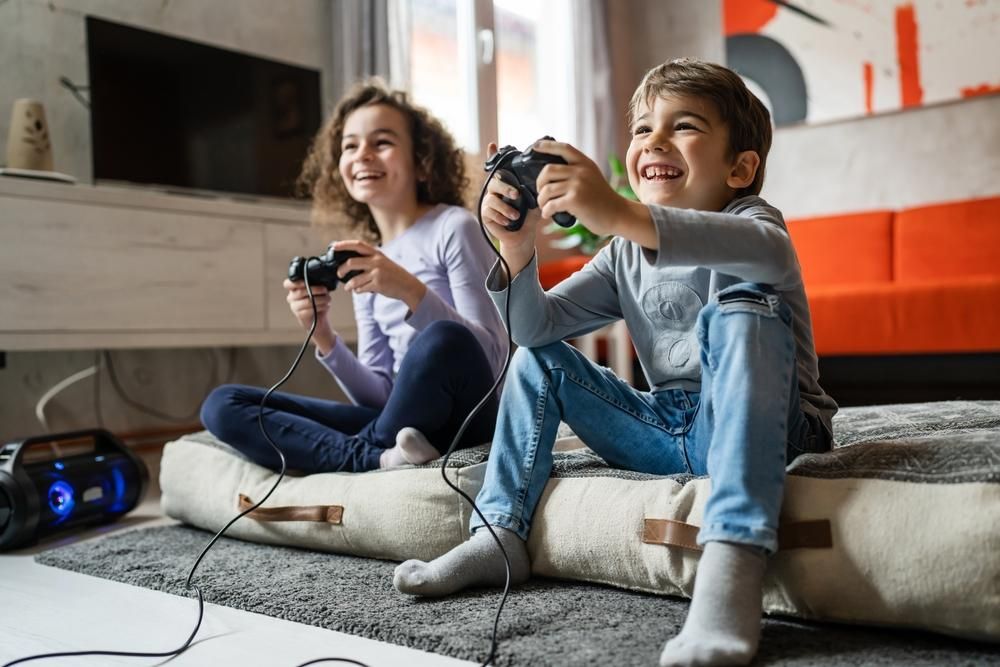 Két gyerek videojátékozik konzol segítségével 