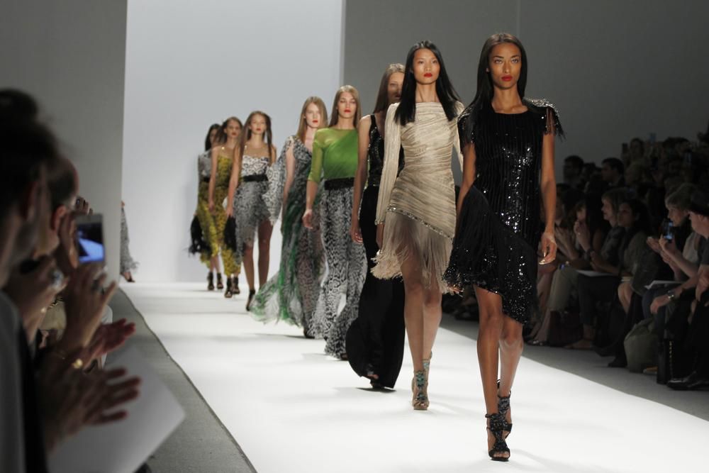 Modellek sétálnak a kifutón a Carlos Miele 2013-as tavaszi-nyári divatbemutatóján a Mercedes-Benz Divathéten 2012. szeptember 10-én New Yorkban