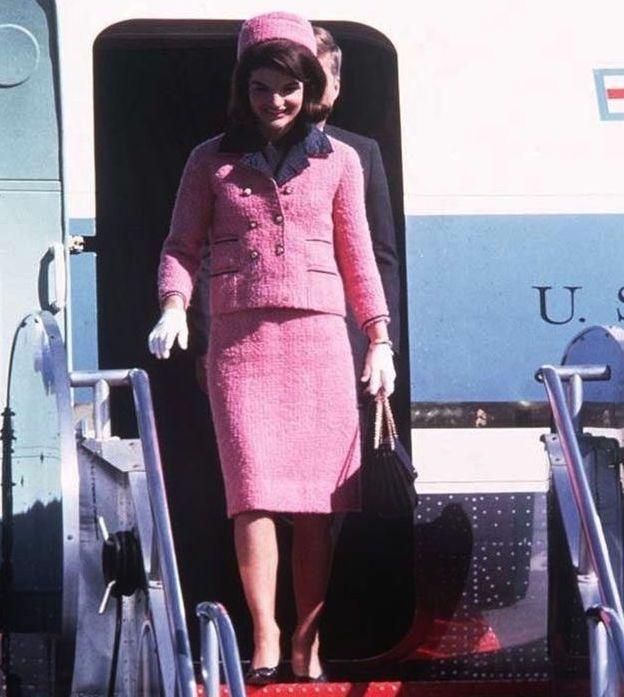 Jackie Kennedy az ikonikus pink Chanel kosztümben