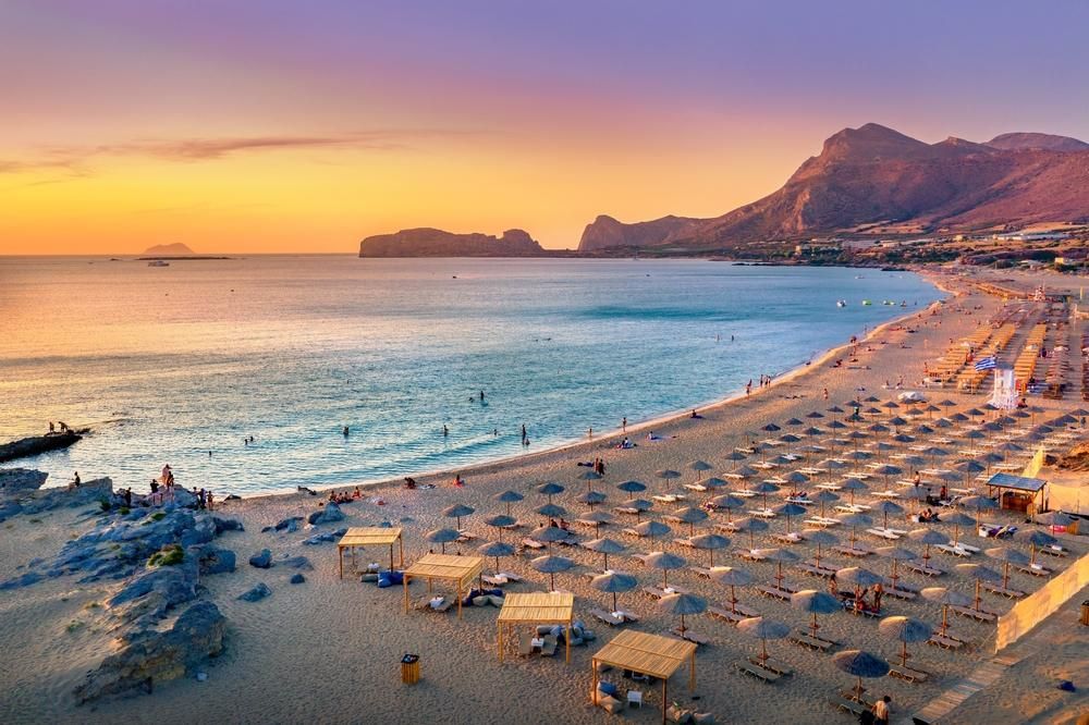 A görög kikötőváros, Falasarna híres homokos strandja Kréta északnyugati részén