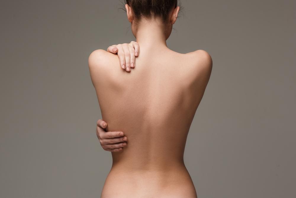 Meztelen nő háta