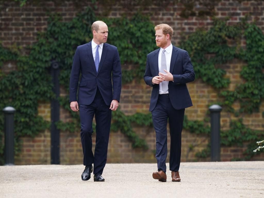 Vilmos herceg és Harry herceg  érkezik az édesanyjukról, Diana walesi hercegnéről megrendelt szobor leleplezésére a Kensington-palota kertjébe 2021. július 1-jén Londonban