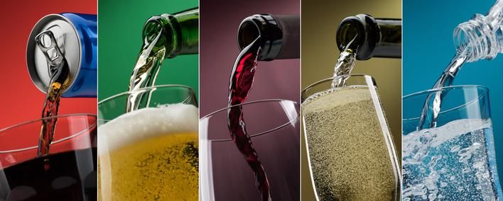 Különböző italok öntése pohárba: kóla, sör, bor, víz
