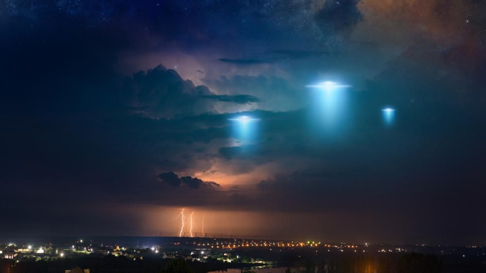 UFO-knak látszó fények a viharos égen (illusztráció)