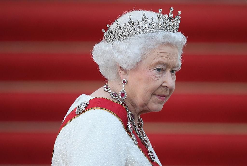 II. Erzsébet brit királynő a tiszteletére rendezett állami banketteb a Schloss Bellevue kastélyban a királyi pár négynapos németországi látogatásának második napján 2015. június 24-én Berlinben