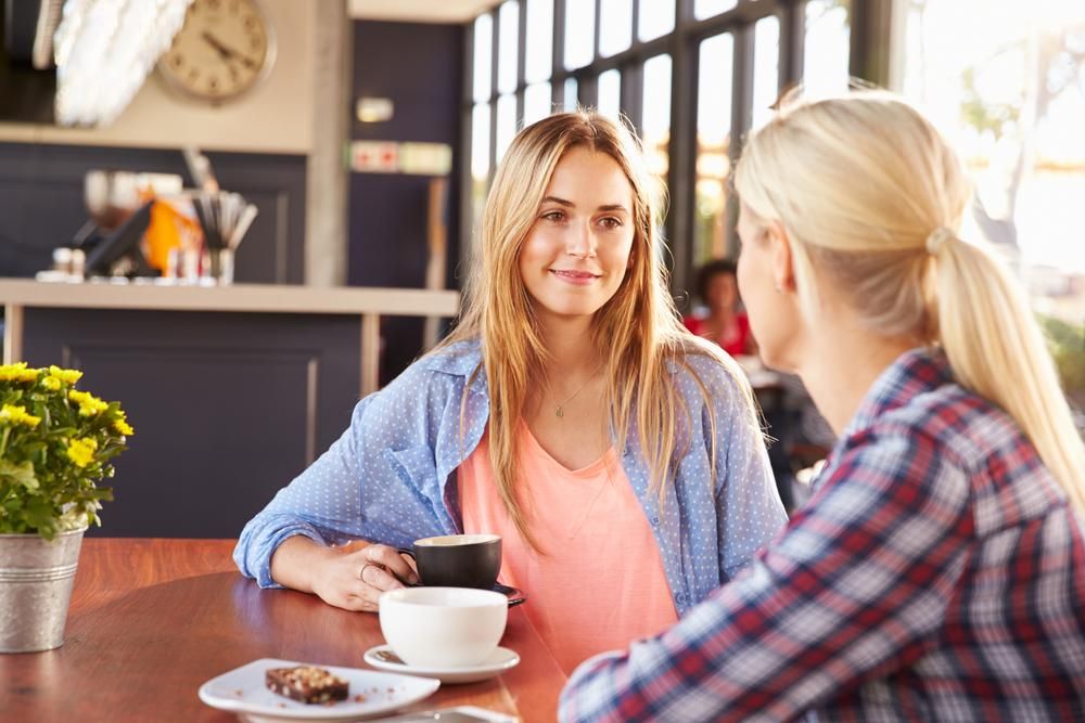 Két női beszélget egy kávézóban