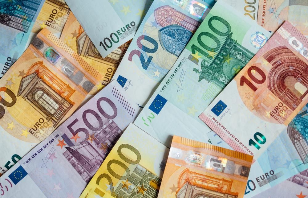 Különböző címletű euro bankjegyek egymáson