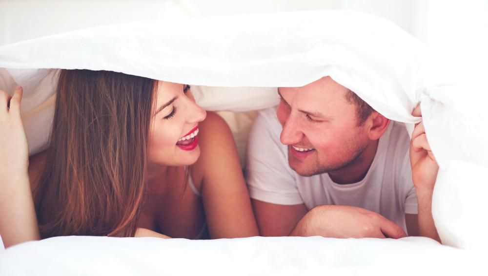 Boldog pár a takaró alatt