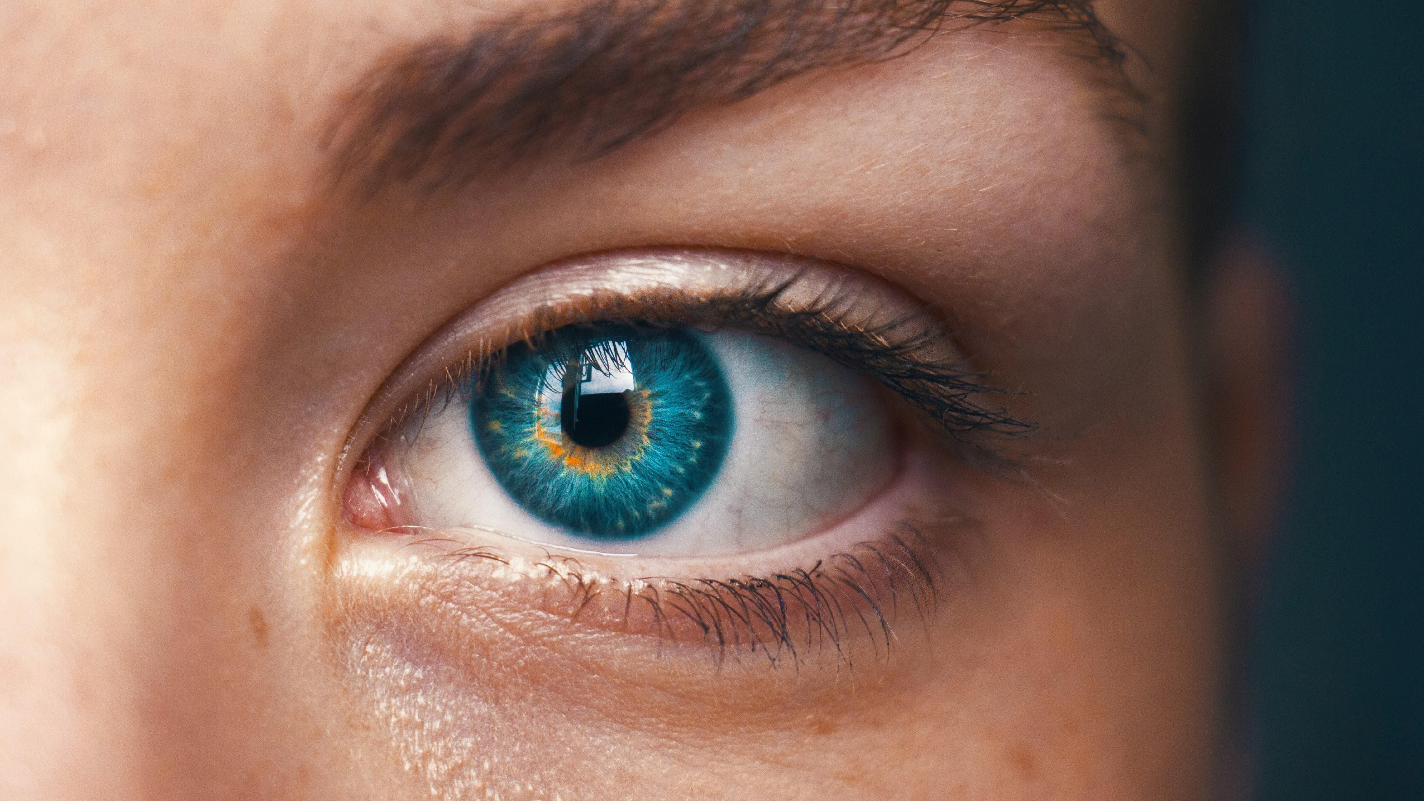 Egy lány kék szeme közelről