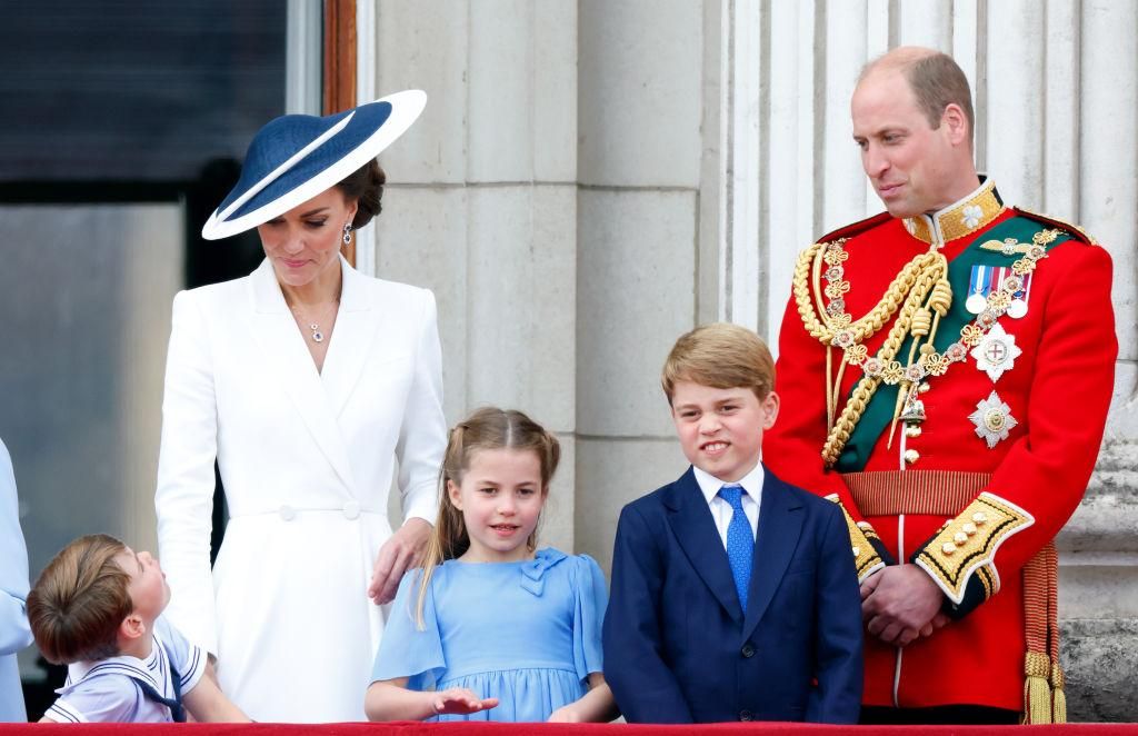 Lajos herceg, Katalin hercegné, Sarolta hercegnő, György herceg és Vilmos herceg a Buckingham-palota erkélyéről nézik a Trooping the Colour zászlós díszszemlét 2022. június 2-án Londonban