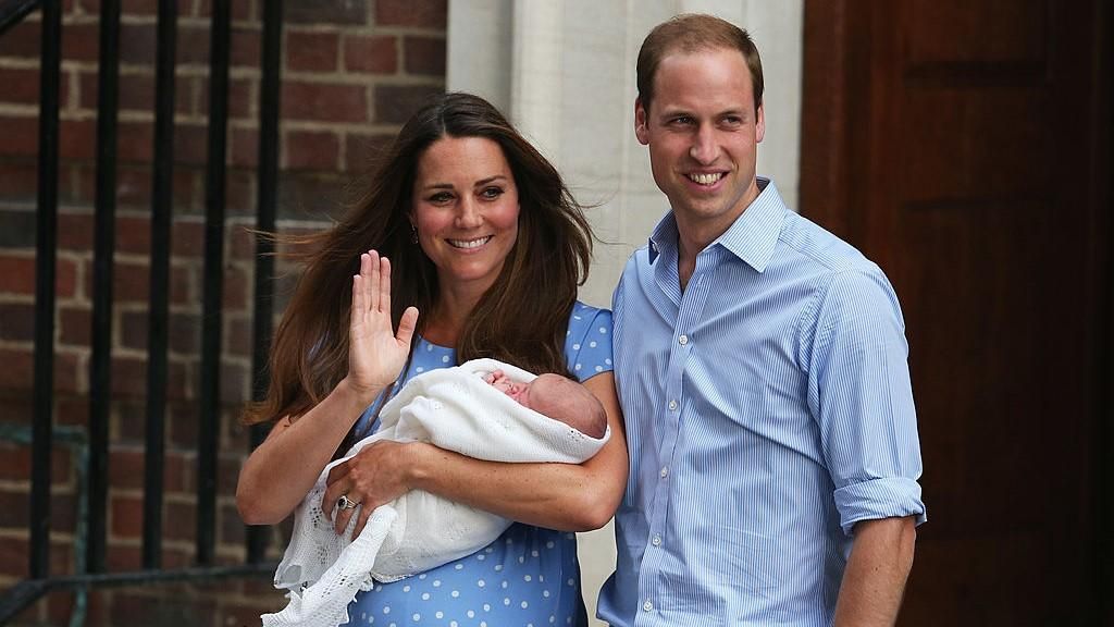 Vilmos herceg és Katalin hercegné, kezükben az újszülött György herceggel