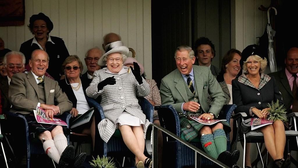 A királyi család tagjai nevetnek egy rendezvényen ülve