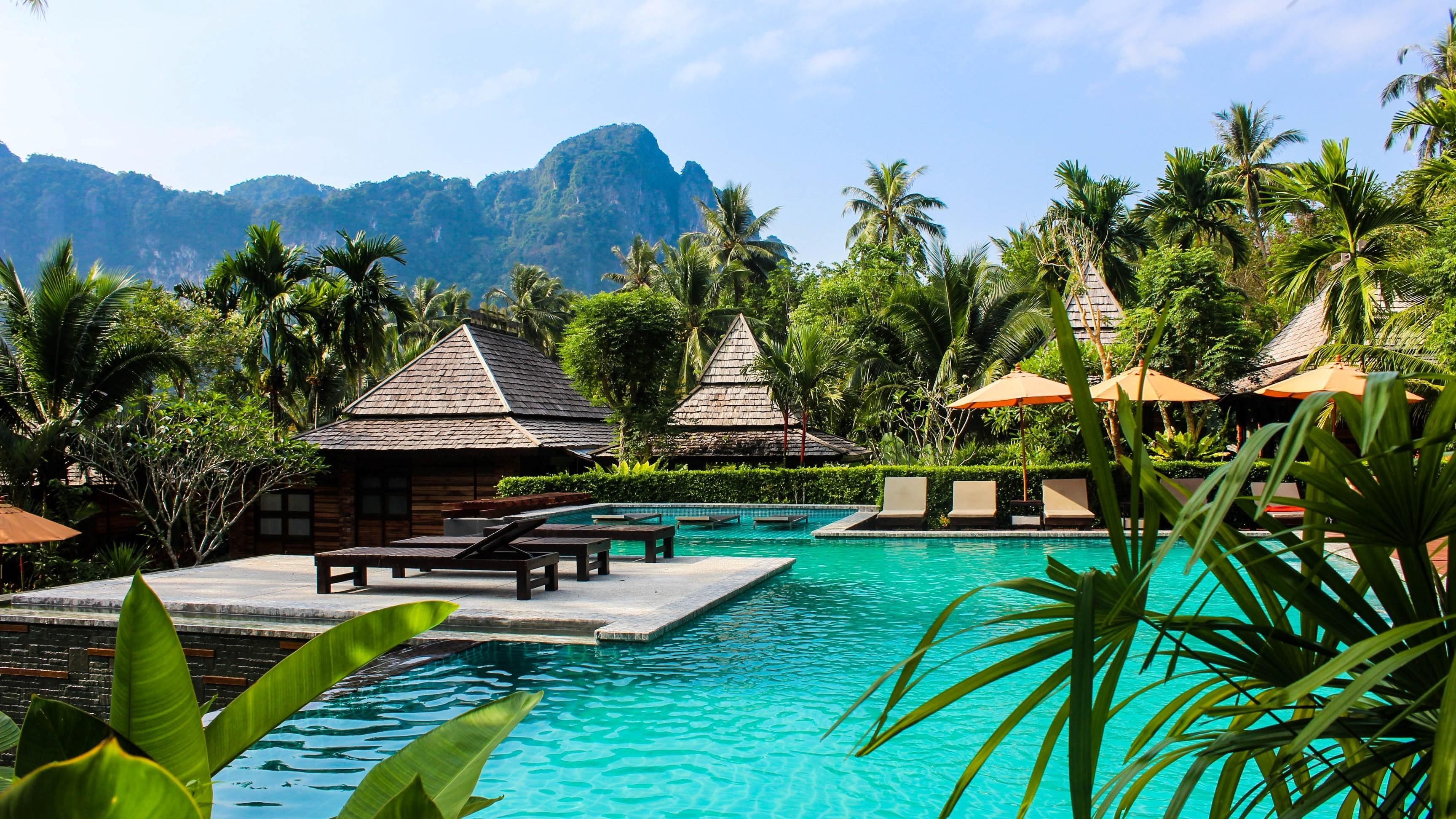 Egy pálmafákkal övezett szálloda medencéje