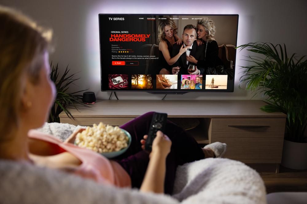 Netflixet néző nő