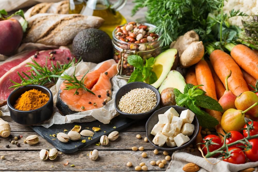 Mediterrán étrend, válogatott egészséges élelmiszer-alapanyagok a konyhaasztalon