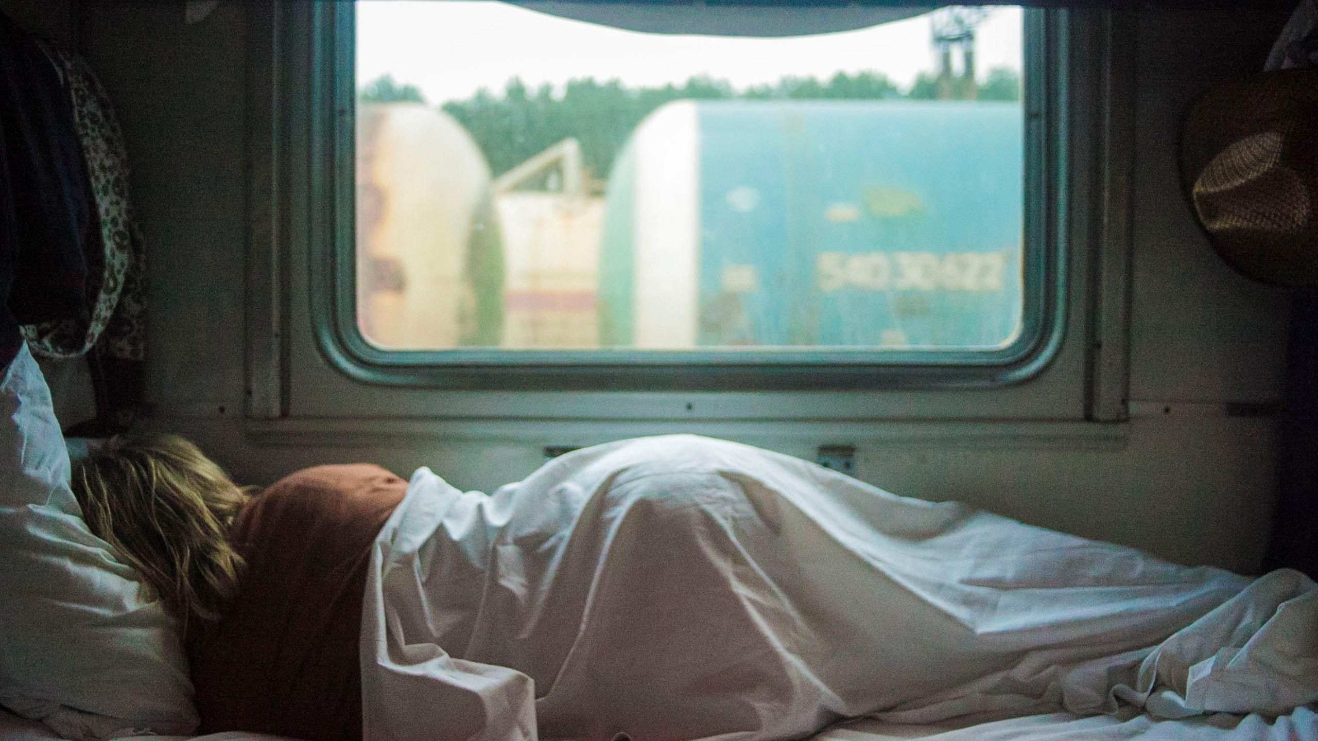 Egy nő az ablaka alatt alszik