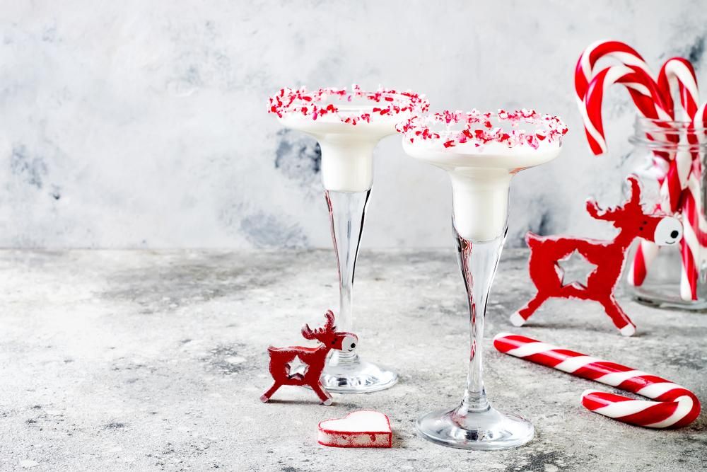 Fehér csokoládés-borsmentás martini cukorpálcával, karácsonyi dekorációval